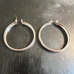 ONE PAIR OF PRE-OWNED SILVERTONE HOOP PIERCED EARRINGS CTM3
